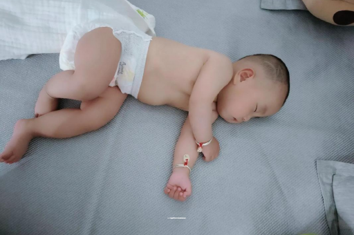 青岛六个月宝宝眼睛散光 青岛六个月宝宝眼睛散光